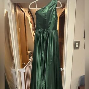 Stunning Vnaix long deep green gown